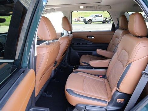 Used 2025 Nissan Pathfinder Platinum AWD/4WD image 11