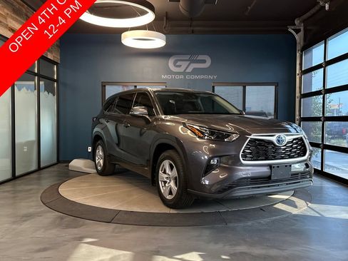 Used 2022 Toyota Highlander LE w/ Protection Package #3 (TMS) AWD/4WD image 1