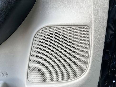 Used 2024 Chrysler Pacifica Select image 19