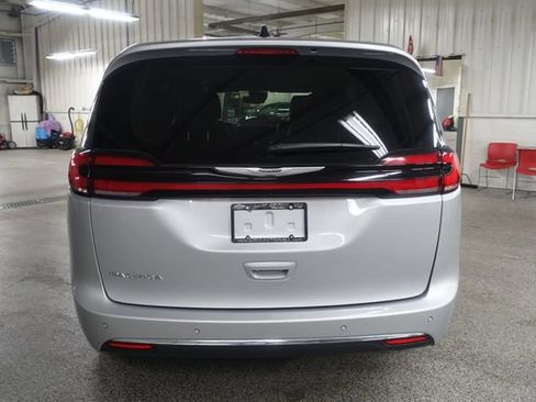 Used 2024 Chrysler Pacifica Touring-L FWD image 6