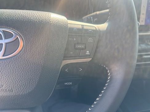 Used 2025 Toyota Camry SE image 12