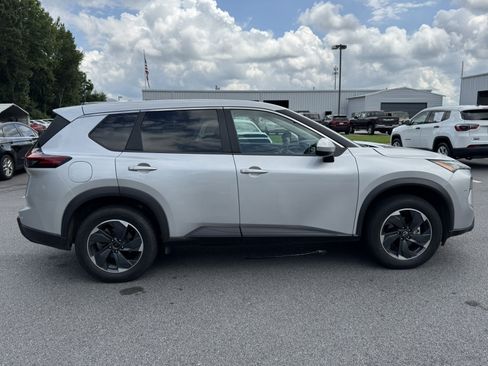 Used 2024 Nissan Rogue SV AWD/4WD image 4