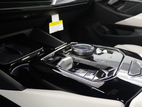 Used 2025 BMW 530i w/ Premium Package image 25