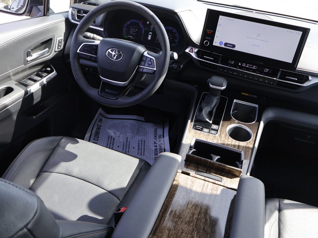 Used 2025 Toyota Sienna Platinum AWD/4WD image 15