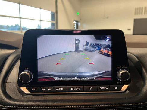 Used 2023 Nissan Rogue SV image 18