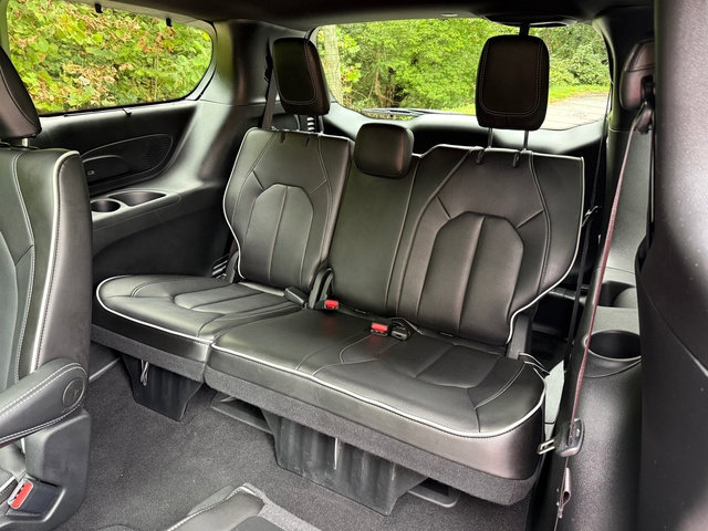 Used 2025 Chrysler Pacifica Limited FWD image 16