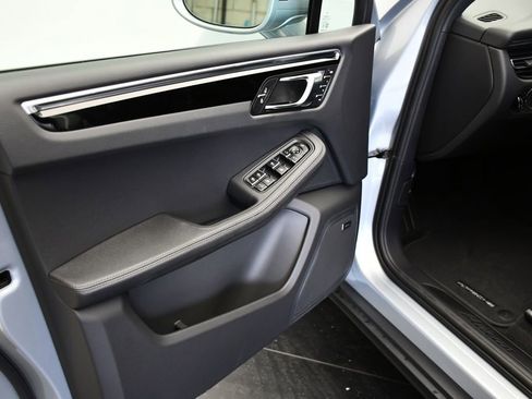 New 2026 Porsche Macan AWD/4WD image 4