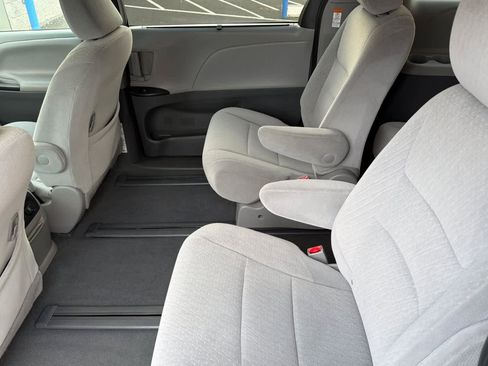 Used 2020 Toyota Sienna LE image 4