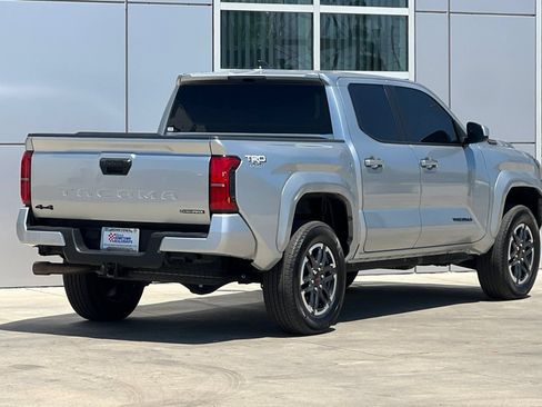 Used 2025 Toyota Tacoma TRD Sport AWD/4WD image 4