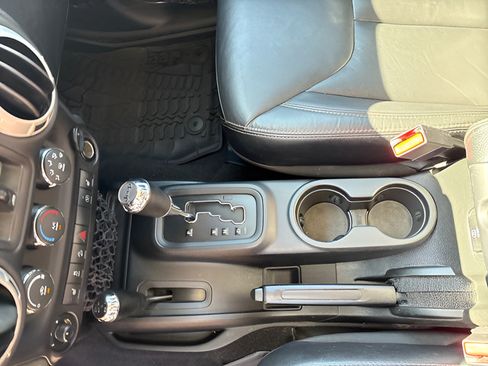Used 2017 Jeep Wrangler Unlimited Rubicon AWD/4WD image 35