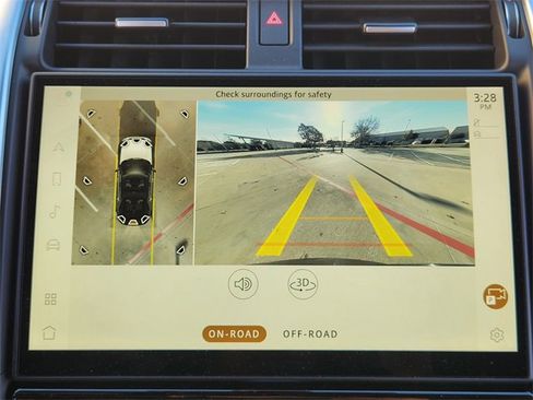 Used 2024 Land Rover Discovery Dynamic SE image 17