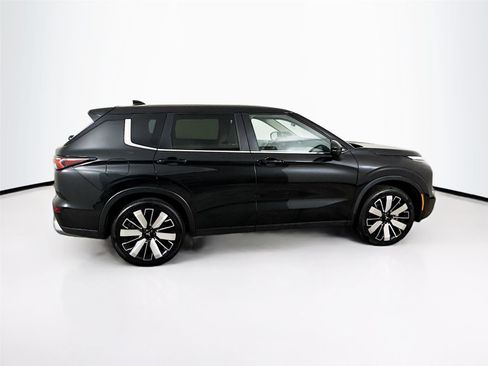 Used 2025 Mitsubishi Outlander SE image 8
