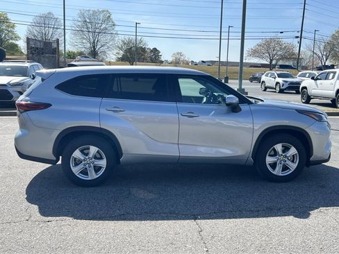Used 2025 Toyota Highlander LE image 4