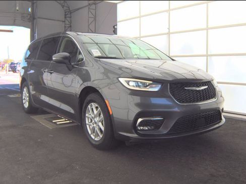 Used 2023 Chrysler Pacifica Touring-L image 2