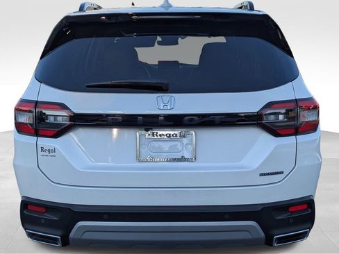 Used 2025 Honda Pilot Touring image 4