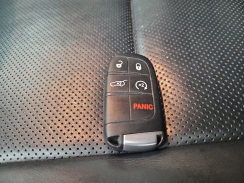 Used 2017 Jeep Grand Cherokee Limited w/ Luxury Group II image 32