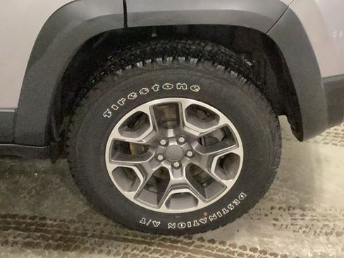 Used 2019 Jeep Cherokee Trailhawk image 7