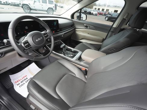 Used 2025 Kia Carnival EX image 15