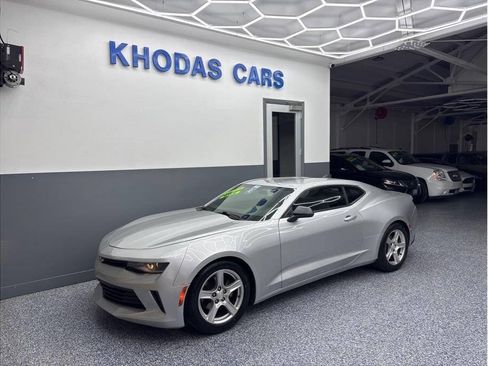 Used 2018 Chevrolet Camaro LT RWD image 2