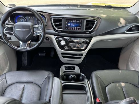 Used 2019 Chrysler Pacifica Touring-L FWD image 2