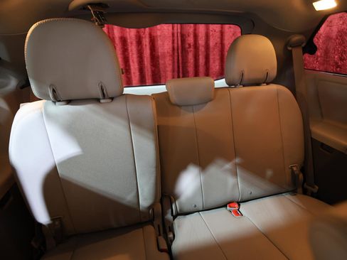 Used 2017 Toyota Sienna XLE image 9