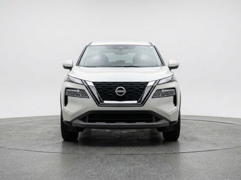 Used 2025 Nissan Rogue SV FWD image 2