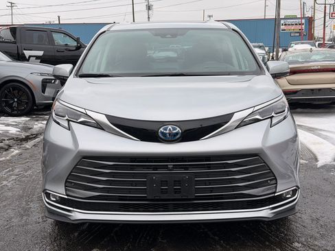 Used 2022 Toyota Sienna Platinum image 2