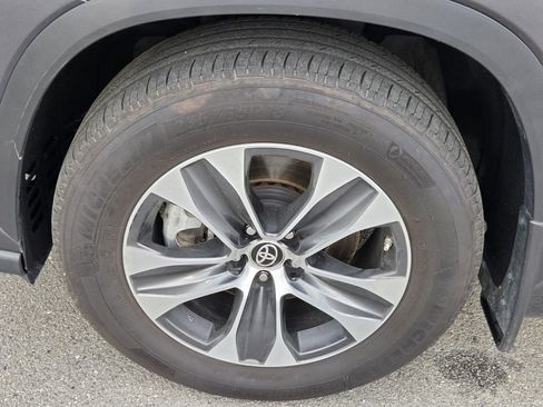 Used 2025 Toyota Highlander XLE image 16