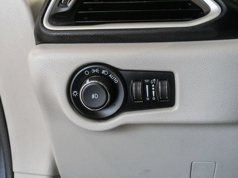Used 2023 Chrysler Pacifica Touring-L FWD image 13