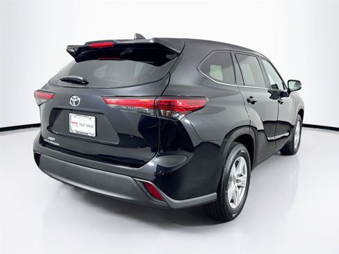 Certified 2023 Toyota Highlander L image 6