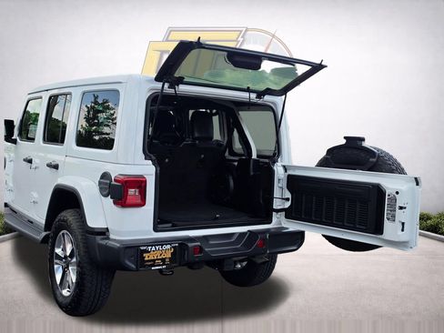 Used 2018 Jeep Wrangler Unlimited Sahara AWD/4WD image 37