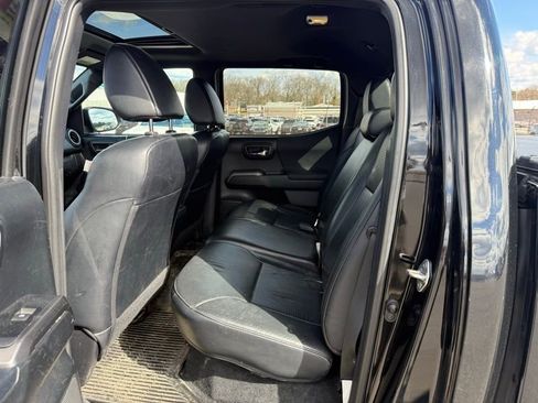 Used 2018 Toyota Tacoma TRD Sport image 11