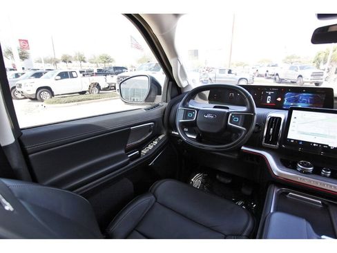 Used 2025 Ford Expedition Platinum image 6