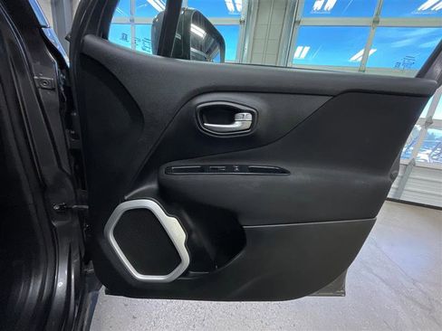 Used 2018 Jeep Renegade Latitude w/ Cold Weather Group image 25