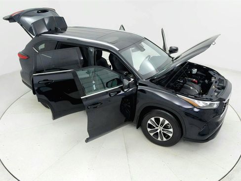 Used 2020 Toyota Highlander XLE AWD/4WD image 24