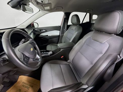 Used 2025 Chevrolet Trax LT w/ LT Convenience Package FWD image 11