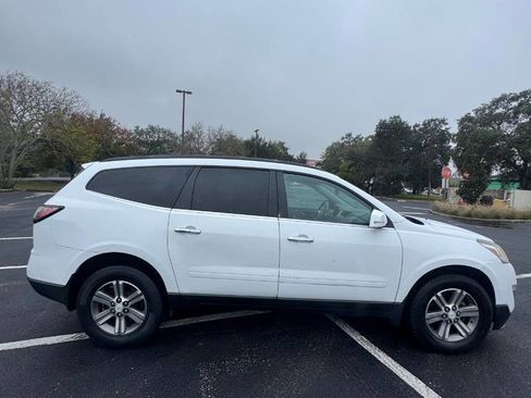 Used 2017 Chevrolet Traverse LT image 3
