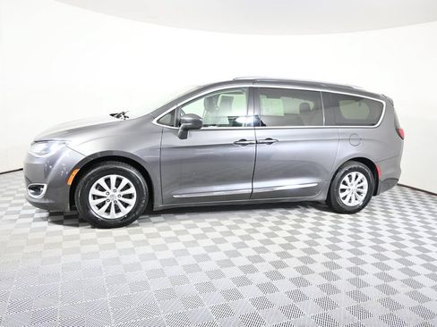 Used 2019 Chrysler Pacifica Touring-L FWD image 2