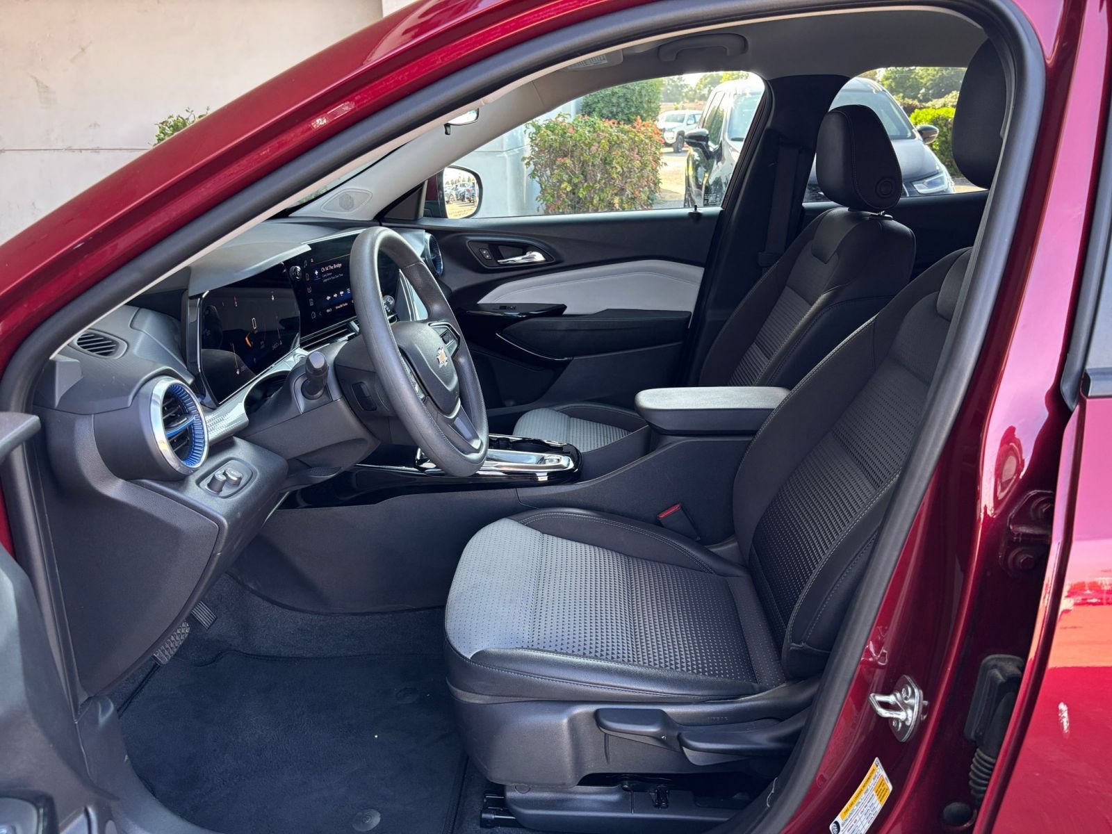 Used 2025 Chevrolet Trax LT FWD image 47