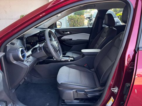 Used 2025 Chevrolet Trax LT FWD image 47