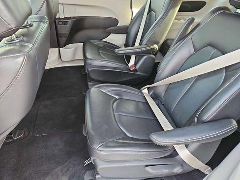 Used 2022 Chrysler Pacifica Touring-L image 20