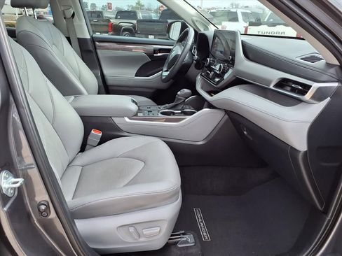 Used 2024 Toyota Highlander Platinum image 20