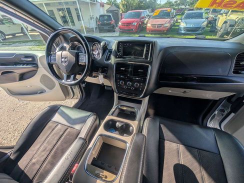 Used 2020 Dodge Grand Caravan SXT FWD image 16