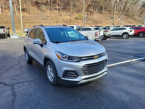 Used 2022 Chevrolet Trax LT w/ LT Convenience Package image 4