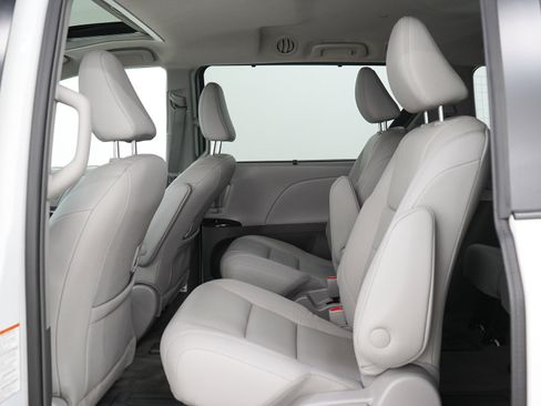 Used 2018 Toyota Sienna XLE w/ XLE Navigation Package AWD/4WD image 16