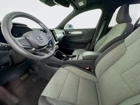 Used 2025 Volvo XC40 B5 Core image 21