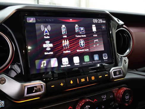 Used 2022 Jeep Gladiator Rubicon w/ Cold Weather Group image 19