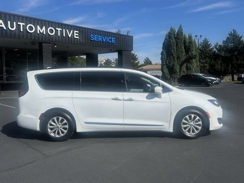Used 2017 Chrysler Pacifica Touring-L FWD image 2