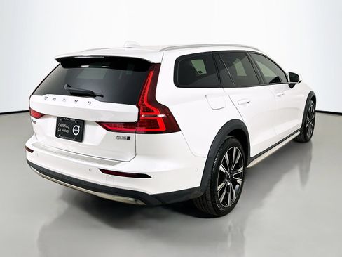 Used 2023 Volvo V60 B5 Cross Country Ultimate w/ Climate Package AWD/4WD image 5