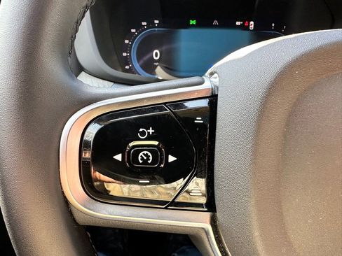 Used 2025 Volvo XC60 B5 Plus image 23